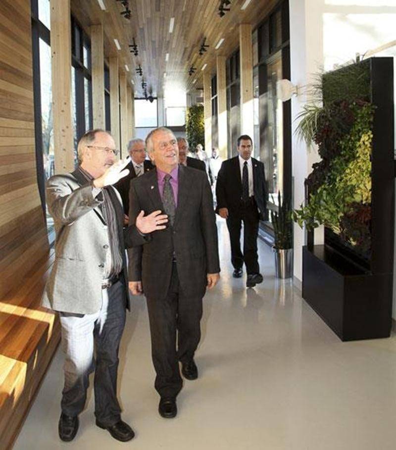 Claude Vallée, professeur et coordonnateur en innovation technologique en horticulture à l'ITA (à gauche) fait visiter le nouveau Pavillon horticole écoresponsable au ministre de l'Agriculture, François Gendron.
