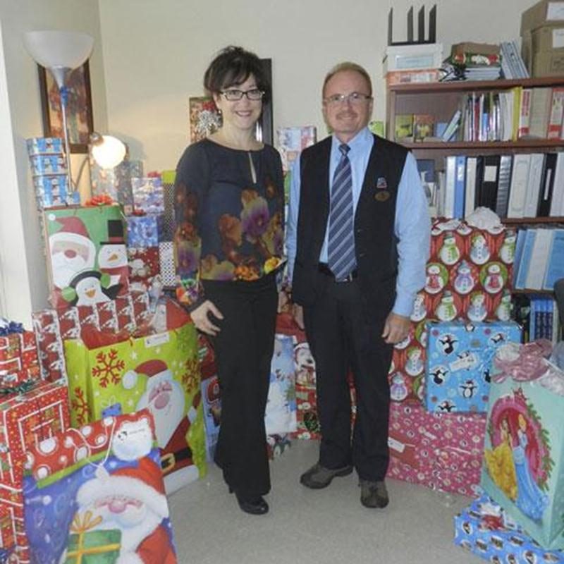 Sur la photo on aperçoit Suzanne Tardif, chef des programmes petite enfance et jeunesse au CLSC des Maskoutains; et Pierre St-Louis, gérant de la pharmacie Jean Coutu des Galeries St-Hyacinthe.