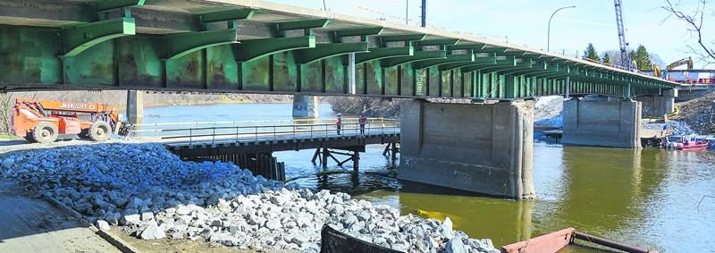 Le pont Bouchard à l’état de squelette, tel qu’il apparaissait hier matin. L’entrepreneur a aménagé une plate-forme du côté nord, en contrebas du pont, pour faciliter l’accès au chantier. Photo François Larivière | Le Courrier ©