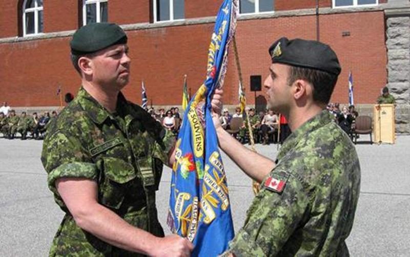 Sur la photo, on aperçoit à gauche, le nouveau Commandant, le Lieutenant-colonel Christian Mercier recevant les couleurs consacrées du 6<sup>e</sup> Royal 22<sup>e</sup> Régiment des mains du Commandant sortant, le Lieutenant-colonel Dan Chafaï.