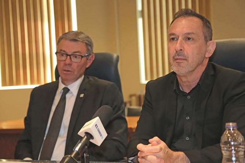 Le maire Claude Corbeil et l’urbaniste Réal Lestage ont détaillé mardi comment les citoyens seraient consultés à propos du réaménagement de la promenade Gérard-Côté.  Photo Robert Gosselin | Le Courrier ©