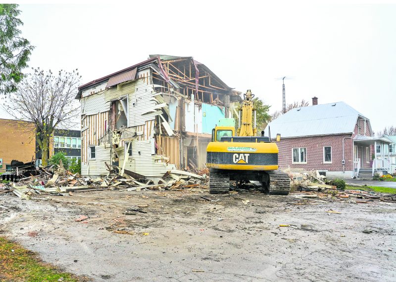 Deux maisons de la rue Principale ont été démolies pour faire place au centre multifonctionnel qui sera relié à l’école La Rocade, elle-même agrandie de l’intérieur. Photo François Larivière | Le Courrier ©