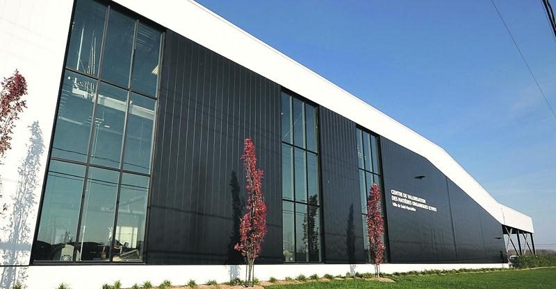 Le nouveau Centre de valorisation des matières organiques (CVMO), de l’avenue Émilien-Letarte, l’une des composantes du système de biométhanisation qui a été mis en place à partir de la station d’épuration de la rue Girouard Est. Photo François Larivière | Le Courrier ©