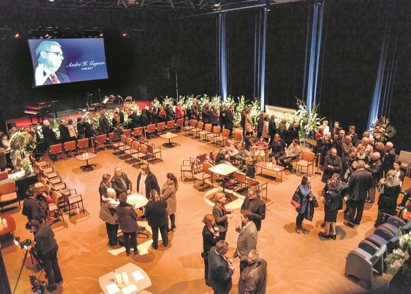 Environ 1 300 personnes se sont déplacées au Centre des arts lundi et mardi pour témoigner de leur affection à la famille Gagnon. Photo François Larivière - Le Courrier