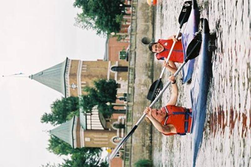Le Centre nautique, situé au 3198, rue Girouard Ouest (près de la Porte des anciens maires), ouvre ses portes du 18 juin au 28 août, de midi à 19 h. Venez profiter des belles journées et découvrez la rivière sous un autre angle en louant une embarcation telle qu'un pédalo, un kayak, une chaloupe ou un rabaska (canot à 10 places) pour 6 $ l’heure avec carte « Accès-Loisirs » ou 9 $ sans carte « Accès-Loisirs ». Vous pouvez également faire une balade en ponton avec une douzaine de vos amis pour 36