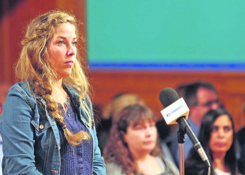 Kathleen Martin, du Centre de femmes l’Autonomie en soiE, a interpellé le maire Corbeil à la période des questions. Photo Robert Gosselin | Le Courrier ©