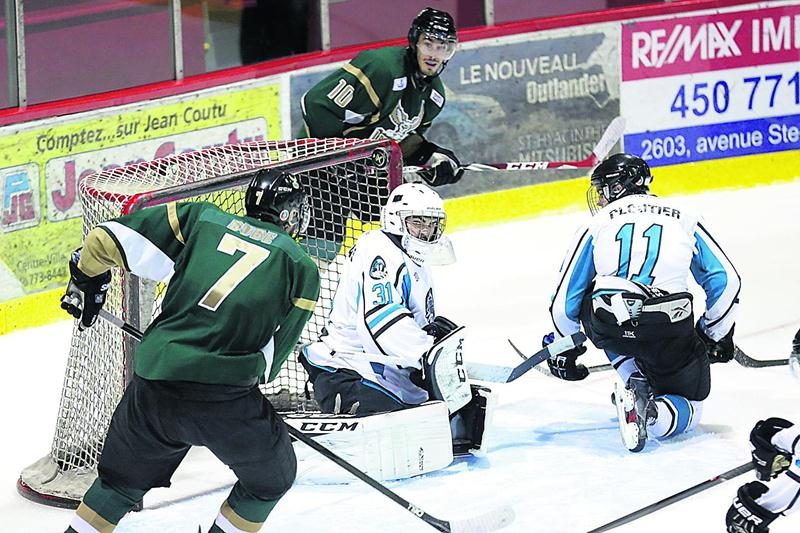 Les Lauréats se sont inclinés 3 à 0 face aux Panthères vendredi soir à Saint-Hyacinthe.  Photo Robert Gosselin | Le Courrier ©