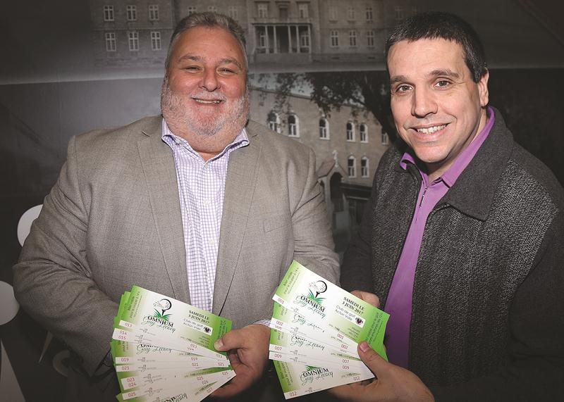 Le directeur de l’école secondaire Casavant, Sylvain Fugère, et le président d’honneur de l’Omnium Guy-Lecocq, Martin Bourassa, vous invitent à participer en grand nombre au 4e Omnium de golf Guy-Lecocq le samedi 3 juin au Club de golf d’Acton Vale. Photo Robert Gosselin | Le Courrier ©