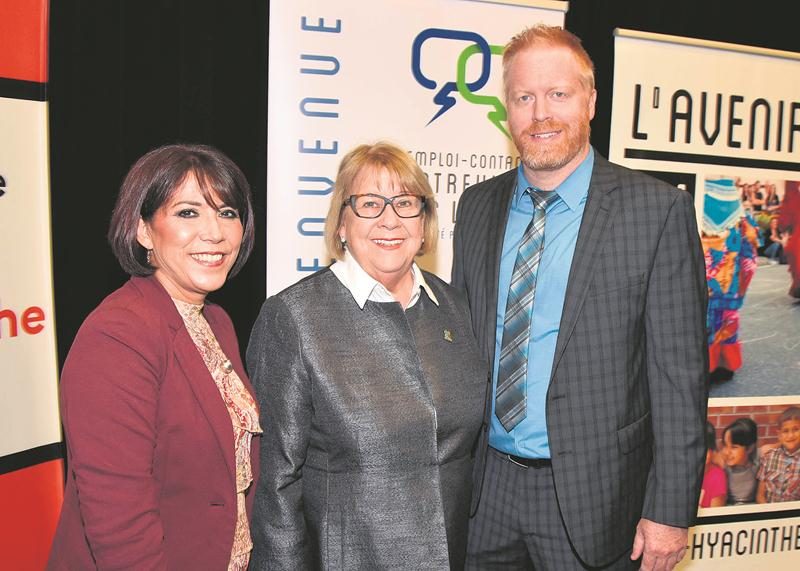 Sur la photo dans l’ordre habituel, Ana Luisa Iturriaga, directrice générale de Forum 2020; Francine Morin, préfet de la MRC des Maskoutains et François Vincent, directeur intérimaire des centres locaux d’emploi de Saint-Hyacinthe et d’Acton Vale. Photo François Larivière | Le Courrier ©