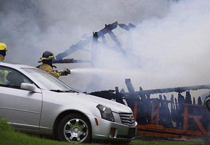 Un garage situé sur le rang de Michaudville à Saint-Barnabé-Sud a été complètement ravagé, hier mercredi, en début d'après-midi. En moins d'une heure, le bâtiment a été rasé et les flammes ont causé des dommages à la résidence se trouvant sur le même terrain, de même qu'à une autre propriété à proximité. Une voiture a également été endommagée. La cause de l'incendie n'avait pas été déterminée au moment d'écrire ces lignes. Un passant a alerté des policiers se trouvant non loin de l'incendie vers