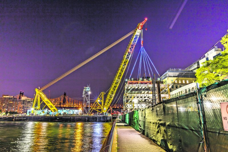 L’entreprise Ben-Mor fabrique du matériel de levage sur mesure. Sur la photo, des élingues rondes « Super Slinger » ont contribué à la construction d’un nouveau campus de l’Université Rockfeller à Manhattan. Elles ont permis de soulever 19 modules de 500 à 788 tonnes chacun au-dessus de la voie rapide Franklin D. Roosevelt Drive.