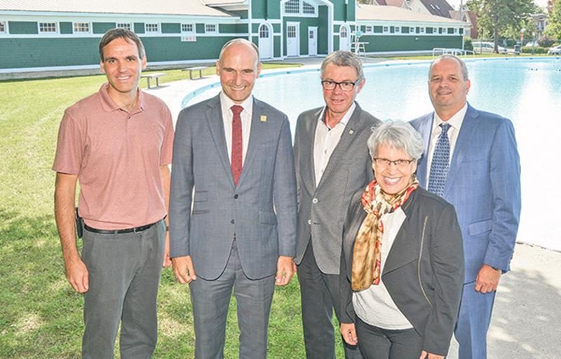 Sur la photo, dans l’ordre habituel, David Bousquet, conseiller dans le district Sacré-Cœur; Jean-Yves Duclos, ministre fédéral de la Famille, des Enfants et du Développement social; Claude Corbeil, maire de Saint-Hyacinthe; Brigitte Sansoucy, députée de Saint-Hyacinthe Bagot et Gaétan Brousseau, directeur par intérim du bureau d’affaires à l’Agence de développement économique du Canada. Photo François Larivière | Le Courrier ©