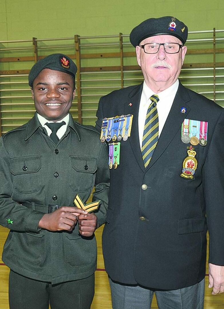 Le cadet Pierre Marius Taku Tchouela a reçu son grade de caporal des mains de Roger Soucy, président de la Légion Royale Canadienne - Filiale 2 Saint-Hyacinthe.
