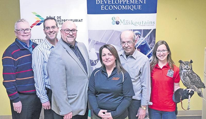 De gauche à droite, Yves St-Arnaud des Ateliers Transition, Benoît Bellavance du Centre de Bénévolat de Saint-Hyacinthe, Michaël W. Savard de Coop Telsys, Nancy Boyer de la Fondation Caramel, René Leroux du Camp Richelieu de Saint?Hyacinthe et Vanessa Beauregard de l’Union québécoise de réhabilitation des oiseaux de proie (UQROP). Photo Steve Carrière | MRC ©