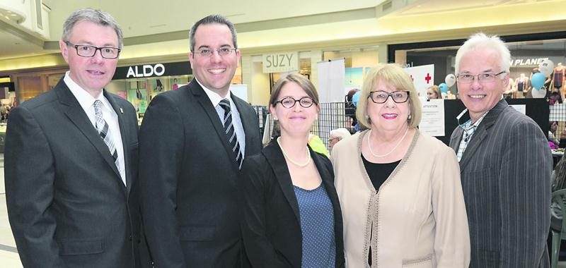 Localement, la seconde édition du Salon du bénévolat tenu aux Galeries St-Hyacinthe les 10 et 11 avril a permis aux organismes présents de faire le plein de bénévoles et de présenter leurs ­services. L’initiative marquait également le début des activités en lien avec la Semaine de l’action bénévole. On reconnaît dans l’ordre le maire Claude Corbeil, Benoît Bellavance, directeur ­général du Centre de bénévolat, Marie-Ève Francoeur, du Trait d’Union Montérégien, Francine Morin, préfet de la MRC, e