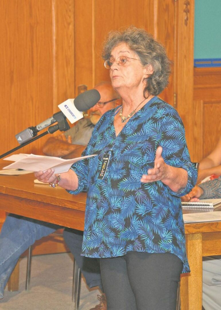 Nicole Jetté s’était présentée devant le conseil le 7 août pour informer le maire Claude Corbeil qu’elle avait transmis une demande d’enquête à la CMQ concernant son administration.  Photothèque | Le Courrier ©