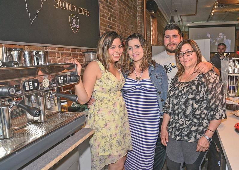 Lorena Meneses, à gauche, est appuyée par sa famille dans son entreprise. Son frère Jorge travaille d’ailleurs avec elle au café. Photo François Larivière | Le Courrier ©