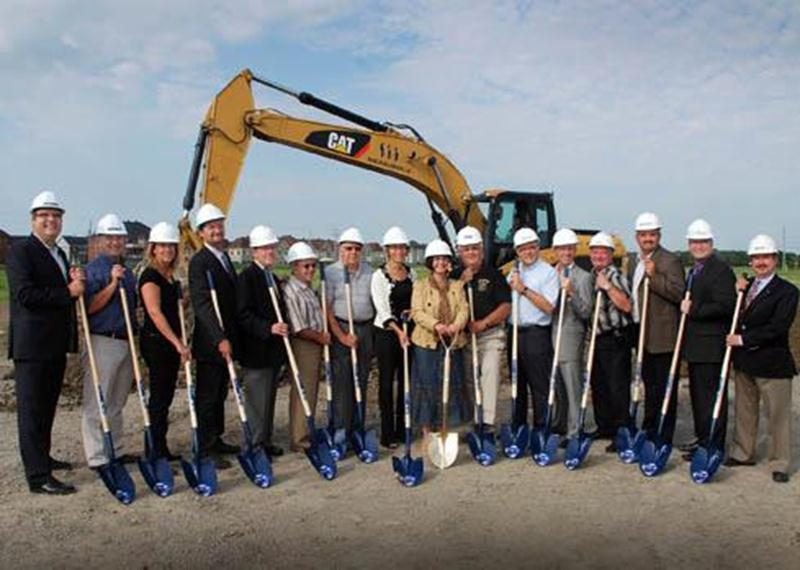 On n'a pas manqué de pelles lors de la traditionnelle pelletée de terre qui annonce le début de la construction d'un nouveau magasin Rona à Beloeil. Ce nouveau point de vente d'une superficie de 50 000 pieds carrés accueillera ses premiers clients au printemps 2012. Copropriétée de la famille Gagnon de Saint-Hyacinthe, la future enseigne représente un investissement de 18 M $ et permettra la création d'environ 75 emplois.