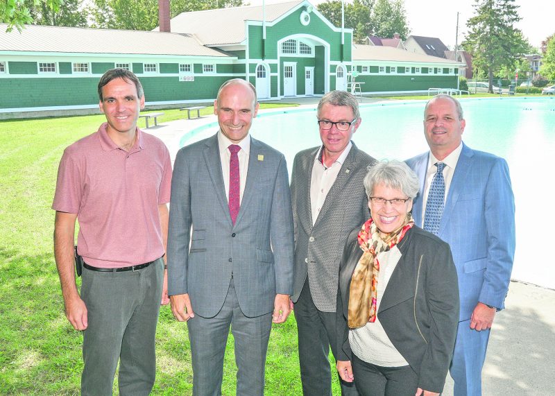 Sur la photo, dans l’ordre habituel, David Bousquet, conseiller dans le district Sacré-Cœur; Jean-Yves Duclos, ministre fédéral de la Famille, des Enfants et du Développement social; Claude Corbeil, maire de Saint-Hyacinthe; Brigitte Sansoucy, députée de Saint-Hyacinthe Bagot et Gaétan Brousseau, directeur par intérim du bureau d’affaires à l’Agence de développement économique du Canada. Photo François Larivière | Le Courrier ©