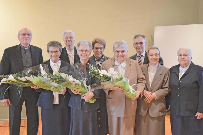 Mgr François Lapierre en compagnie des sœurs Jeannette Dugré, Monique Mathieu, Claudette Jacques, Monique Duhamel, Françoise Boulais, Ginette Vallières, Pauline Vertefeuille, et de l’économe diocésain Denis Charpentier. Photo courtoisie