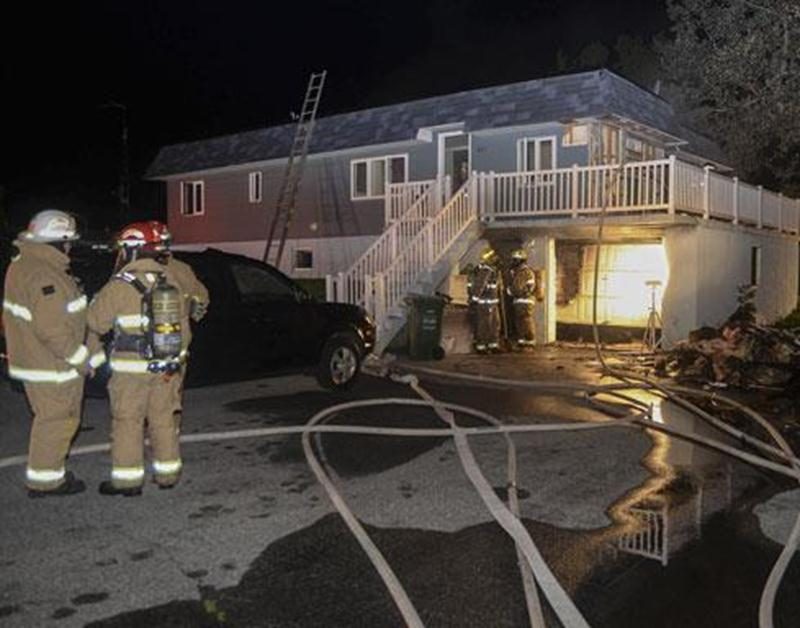 Un incendie a jeté cinq résidents de Saint-Dominique à la rue dans la nuit de mardi à mercredi. Les premières flammes sont apparues dans le garage d'une demeure de la rue Plage-au-Sable vers 0 h 40. En plus des pompiers de Saint-Dominique, ceux de Saint-Pie et Saint-Valérien ont participé à l'intervention. La cause exacte de l'incendie n'est pas connue. Les cinq résidents ont été pris en charge par la Croix-Rouge.