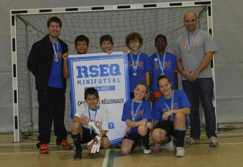 Plus de 60 élèves de l'école primaire Bois-Joli-Sacré-Coeur ont participé au championnat régional de futsal présenté au Collège Antoine-Girouard, les 26 et 27 novembre. L'activité était organisée par le RSEQ, en collaboration avec le PEPE Football Club, tandis que le CAG et l'école secondaire Saint-Joseph en ont été les hôtes. Les athlètes de l'école BJSC ont bien fait, remportant l'or dans la catégorie mini-futsal mixte. Sur la photo : François Lamothe-Michaud (enseignant), Christian Ortiz, Gab