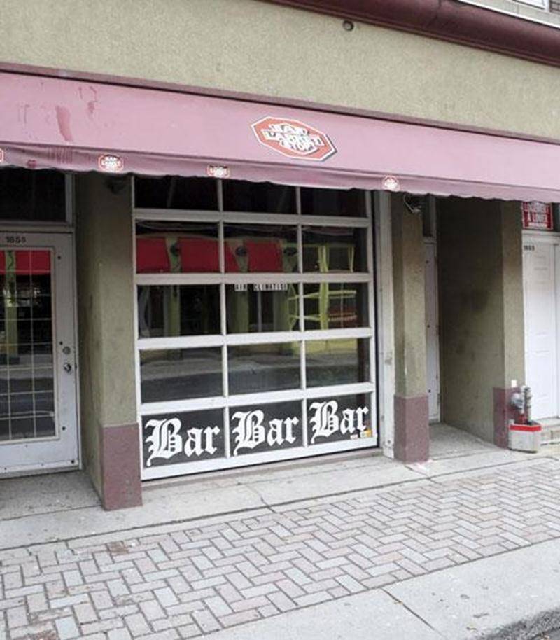 La victime a été retrouvée tout juste à l'extérieur du bar l'Arrêt-Stop sur la rue Des Cascades vendredi matin vers 3 h.