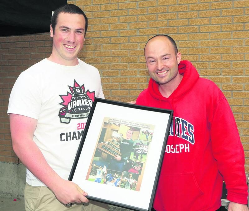 L’École secondaire Saint-Joseph a tenu à honorer le travail de Louis-Philippe en lui remettant un montage relatant les moments marquants de sa carrière, depuis qu’il a fait ses débuts avec les Patriotes. Photo Robert Gosselin | Le Courrier ©