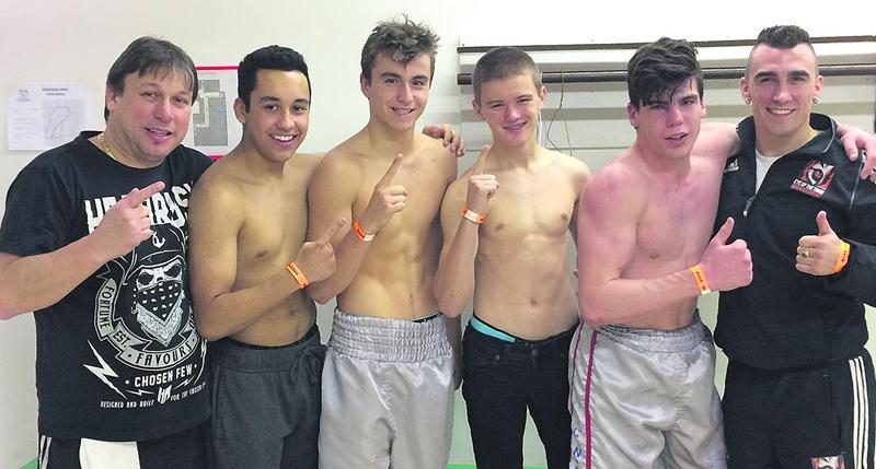 Matteo Villate Cruz, Nathan Laliberté, Yannick Gaucher et Raphaël Courchesne auront la chance de se battre au championnat canadien juvénile et junior de boxe à la fin mars. On les voit en ­compagnie des entraîneurs Marc Seyer et Michael Gadbois. Photo Courtoisie