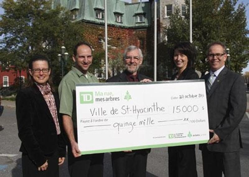 La Ville de Saint-Hyacinthe a reçu une subvention de 15 000 $ d'Arbres Canada et de la Fondation TD des amis de l'environnement qui l'aidera a poursuivre son programme de reboisement. Nous voyons ici Marie-Christine Dubé, représentante d'Arbres Canada, Rémi Gauvin, responsable Environnement à la Ville, Claude Bernier, maire de Saint-Hyacinthe, Diane Roy, directrice de la succursale TD Canada Trust de Mont Saint-Hilaire et Normand Gagné, directeur du service à la clientèle à la succursale TD Cana