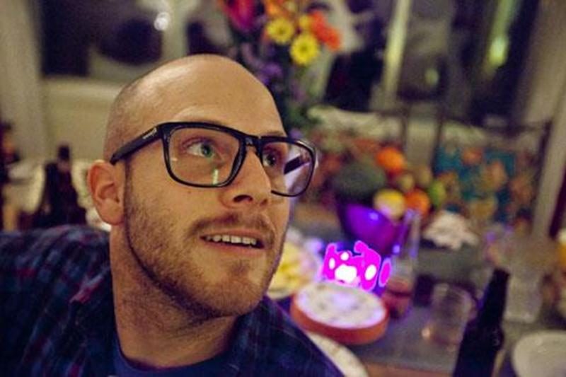 Le chanteur Matt Track privilégie une approche minimaliste et humaine dans la conception de ses chansons.