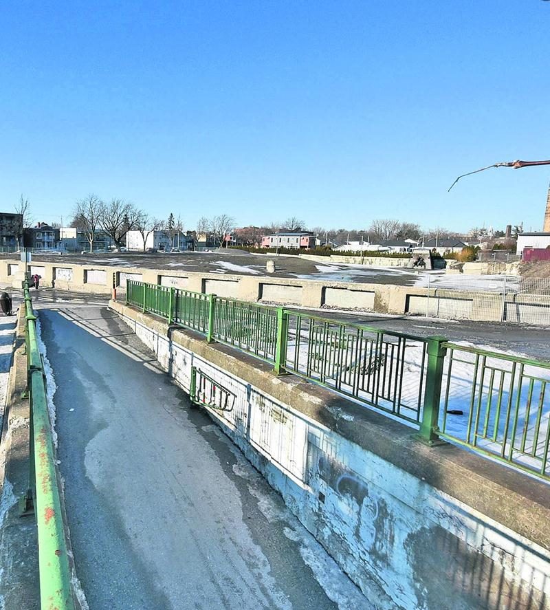 La Ville a demandé au bureau d’architectes ABCP et à la firme WAA (architecture du paysage) de lui soumettre des propositions d’aménagement du boulevard Laframboise, entre la rue Delorme et le tunnel piétonnier de la gare. À droite sur la photo : ce qui reste des fondations de la Goodyear. Photo François Larivière | Le Courrier ©