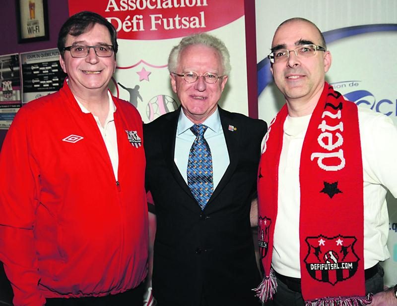 Le président de la Fédération de soccer du Québec, Martial Prud’homme, entouré d’André Cournoyer et Yves Théorêt du Défi Futsal. Photo François Larivière | Le Courrier ©