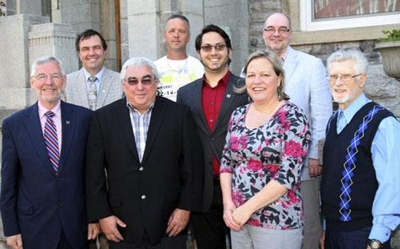 Sur la photo, à l'avant, de gauche à droite : Claude Bernier, maire; Serge Messier, président de l’Association du hockey mineur, volet « Soutien au bénévolat » catégorie « Organisme »; Christine Laroche, volet « régional »; et Normand Ménard, volet « 20 e édition du prix ». À l'arrière, dans le même ordre : Louis Bilodeau, directeur général de la Ville de Saint-Hyacinthe; André Mathieu, administrateur de Bertrand Mathieu Ltée, volet « Soutien au bénévolat » catégorie « Entreprise »; Sébastien Gi