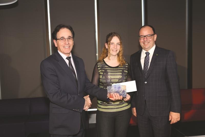 Bernard Forget, président de Saint-Hyacinthe Technopole, a remis une bourse de 1 000 $ à Sophie Bourassa, finissante en Technique de santé animale au Cégep de Saint-Hyacinthe, en compagnie de Roger Sylvestre, directeur général du Cégep de Saint-Hyacinthe.