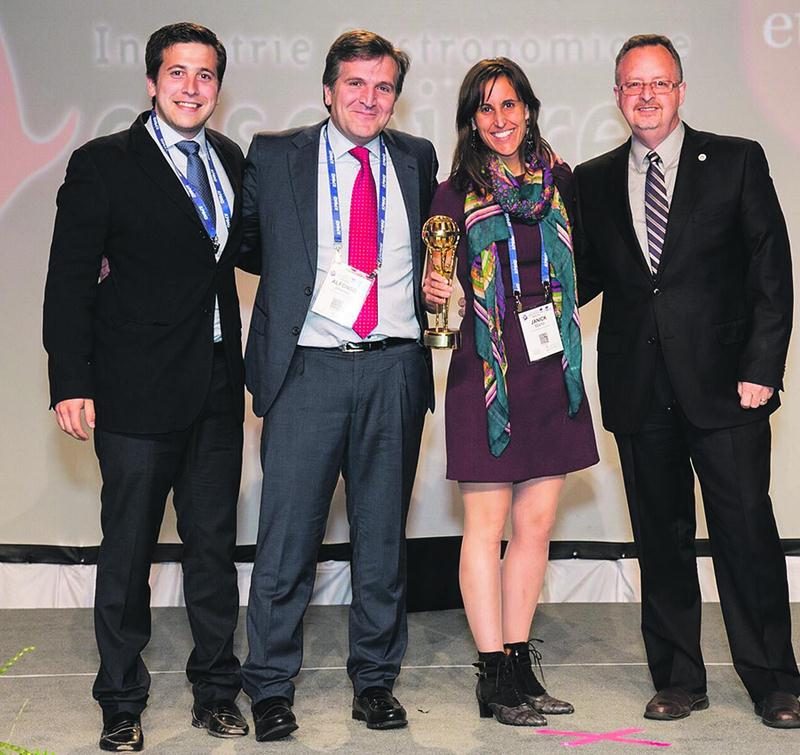 Sur la photo dans l’ordre habituel; Ignacio Jimenez, chargé de projet chez Industrie gastronomique Cascajares; Alfonso Jimenez, président du groupe espagnol Cascajares; Janick Martin, directrice générale d’Industrie gastronomique Cascajares et Gilles Deschênes, directeur adjoint, développement des marchés pour Les Producteurs laitiers du Canada (PLC).