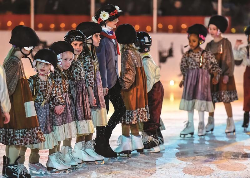 Ces jeunes patineuses nous plongent dans l’univers de Mary Poppins.  Photos François Larivière | Le Courrier ©