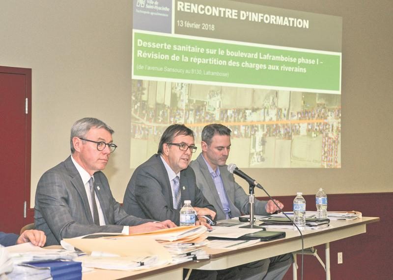 Défendre les nouvelles factures à envoyer aux citoyens de Saint-Thomas-d’Aquin n’a pas été de tout repos pour le maire Claude Corbeil, le directeur général Louis Bilodeau et le directeur du service du génie Charles Laliberté. Le conseiller technique aux infrastructures de la Ville, Jocelyn Bazinet, a aussi eu maille à partir avec les citoyens. Photo François Larivière | Le Courrier ©