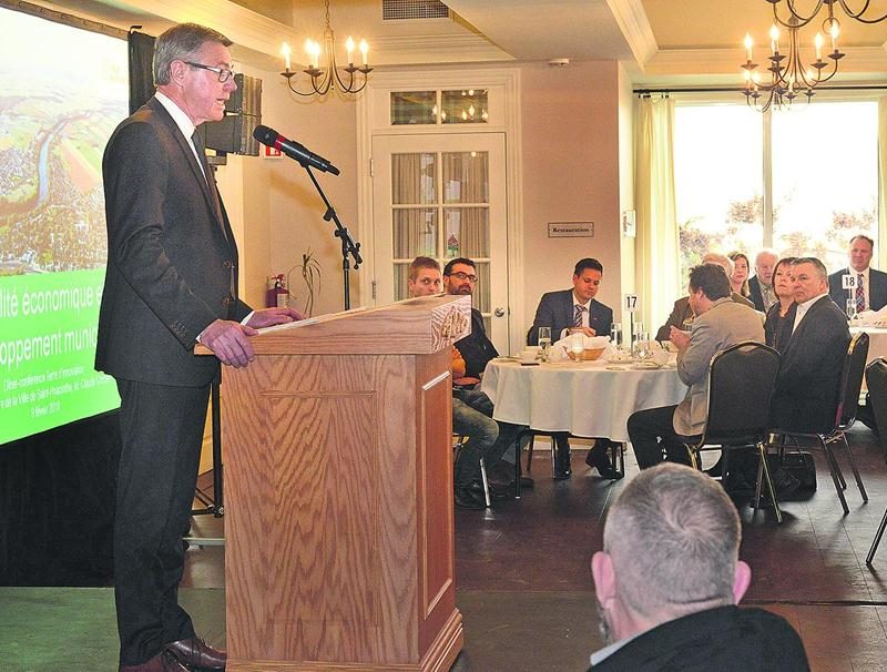 Le maire Claude Corbeil durant son allocution. Photo François Larivière | Le Courrier ©