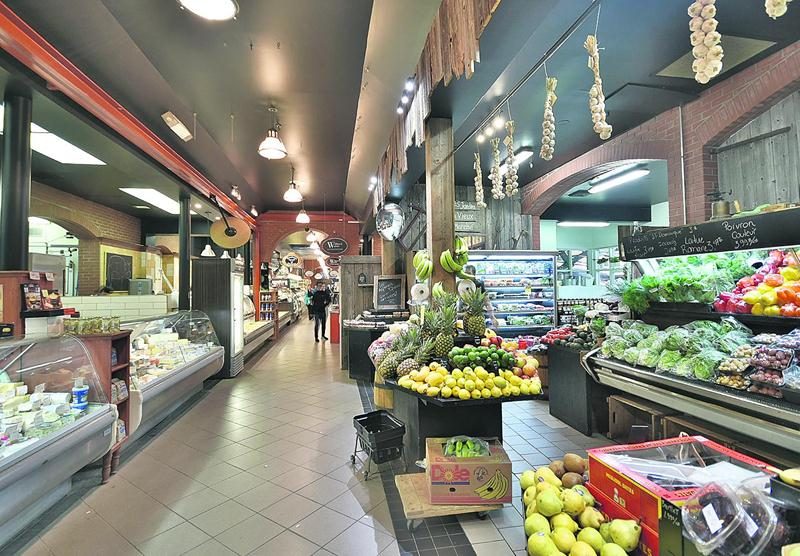 Les locataires du Marché public pourront y demeurer durant toute la durée des travaux, mais en s’adaptant au chantier à chacune des étapes. La première, dit-on, pourrait être la plus difficile pour eux. Photo François Larivière | Le Courrier ©