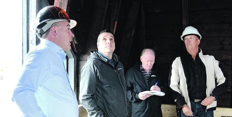 Les propriétaires de l’immeuble E.T. Corset, Stéphane Arès et Fernand Mathieu (à gauche), sont montés, vendredi, dans la tourelle de la vieille manufacture aves les représentants du COURRIER. Photo François Larivière | Le Courrier ©