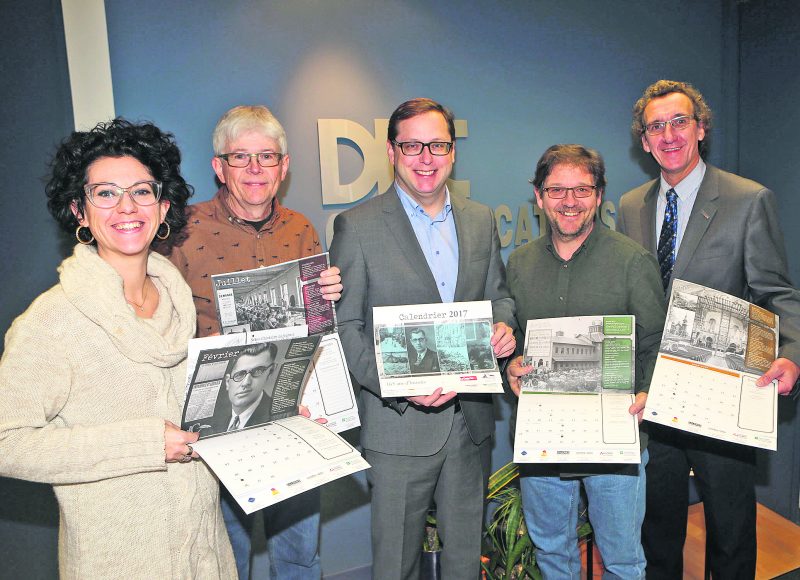 Le calendrier 2017 soulignant les 165 ans d’histoire du COURRIER est le fruit d’une initiative conjointe du journal et du Centre d’histoire de Saint-Hyacinthe. On reconnaît sur la photo : Anne-Marie Saint-Germain, du Courrier; Luc Cordeau, du Centre d’histoire; Benoit Chartier, éditeur du Courrier; Paul Foisy, du Centre d’histoire et Guillaume Bédard, directeur de la publicité au Courrier. Photo Robert Gosselin - Le Courrier