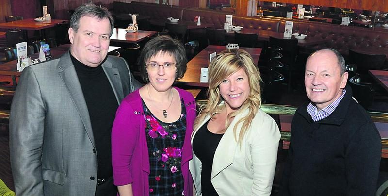 Sur la photo, Claude Pilon, président du Fonds d’aide Optimiste Douville; Julie Lepage, vice-présidente; Mélanie Charron, de la Cage aux Sports; et Jacques Berthiaume, citoyen administrateur. Photo François Larivière | Le Courrier ©