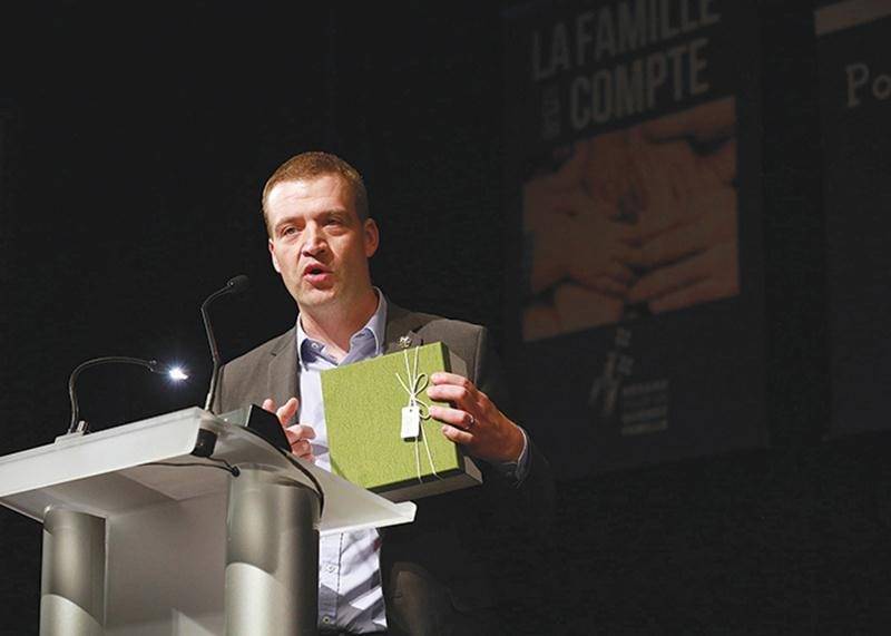 Le ministre de la Famille, Luc Fortin, a répondu lundi à plusieurs demandes retrouvées dans une boîte reçue lors d’une rencontre avec la Fédération québécoise des organismes communautaires Famille.