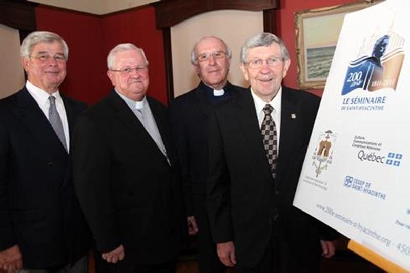 Le Dr Réjean Beaudet et Mgr Raymond St-Gelais, les coprésidents d'honneur des fêtes du 200<sup>e</sup> anniversaire, le Chanoine Jean Corbeil, supérieur du Séminaire et Ray-Marc Dumoulin, président du comité des fêtes.