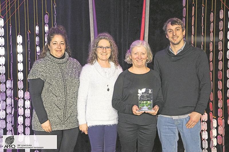 Les paysagistes d’Art & Jardins, Marie-Claude Bardier, Sylvie Robillard, Chantal Thibault et Thomas Fortier-Pesant, se sont illustrés dans deux catégories différentes en remportant le 2e prix dans chacune d’entre elles.   Photo Courtoisie