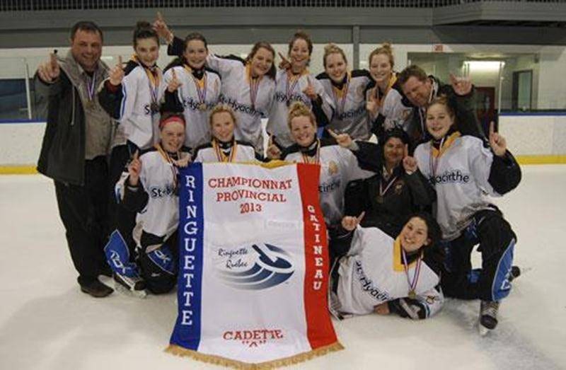 L'équipe maskoutaine de ringuette cadette A avec la bannière de championnes de la province, leur permettant de participer au Championnat de l'Est canadien.