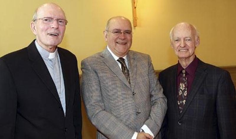 Mgr François Lapierre, évêque de Saint-Hyacinthe est accompagné du président d'honneur, Normand Laurin, de Servirplus et Jacques Bilodeau, directeur général de la Fondation du diocèse de Saint-Hyacinthe.