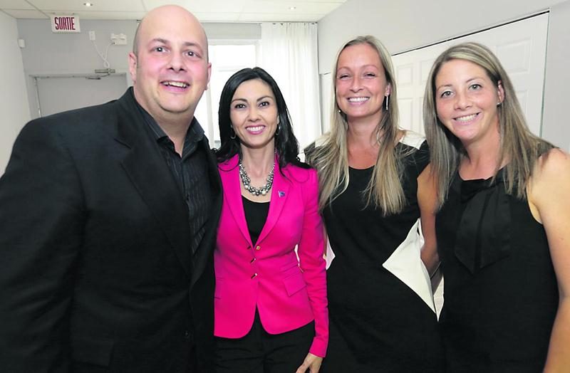 La députée caquiste de Saint-Hyacinthe, Chantal Soucy, entourée de son équipe locale, a inauguré son bureau de comté devant une vingtaine de citoyens. Photo Robert Gosselin | Le Courrier ©