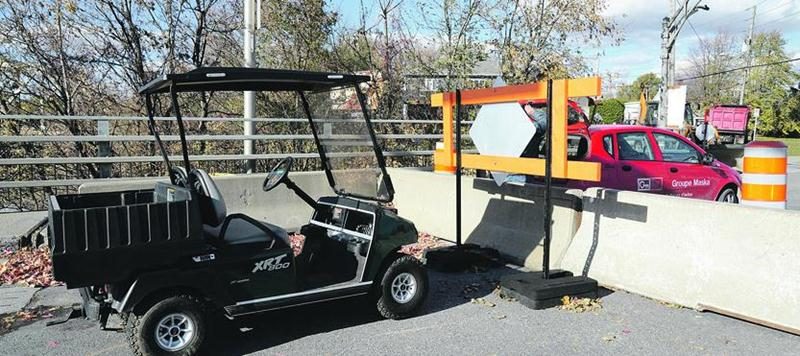 Chez Groupe Maska, on a trouvé une façon ­ingénieuse d’utiliser encore le pont Bouchard jusqu’à sa démolition. Photo François Larivière | Le Courrier ©